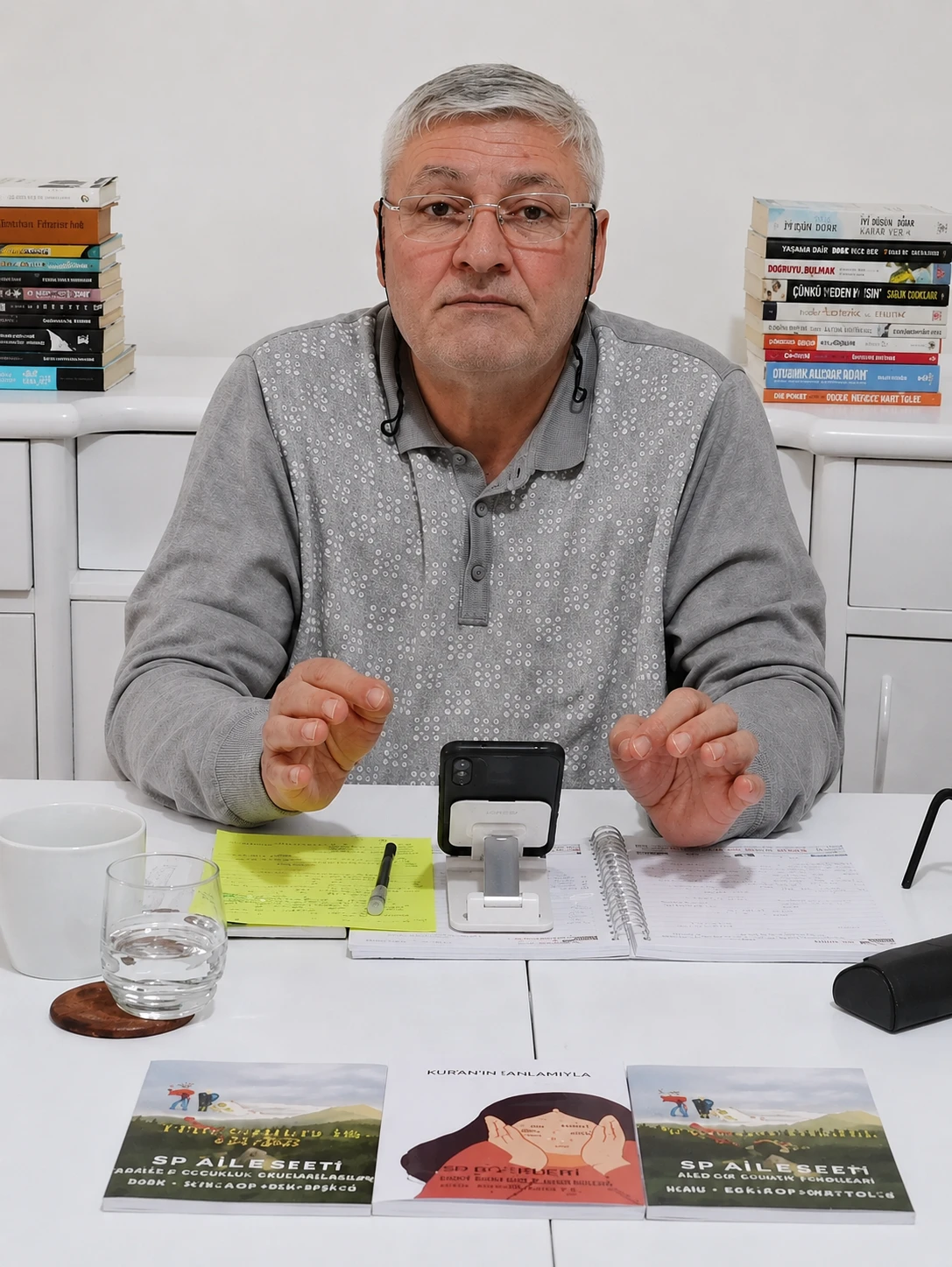 Uzman Klinik Psikolog Dr. Ali Öktem Çalışma Masası